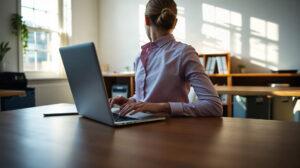 Enseignant consultant sa messagerie académique sur un ordinateur portable