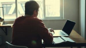 Personne consultant des offres d'emploi sur ordinateur